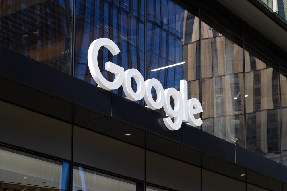 Google подписал кодекс ЕС по ИИ, несмотря на опасения. Компания поддержала прозрачность, авторские права и безопасность, но выразила риски для инноваций.