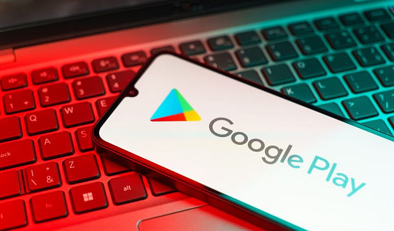 Google упрощает добавление банковской карты на Android через NFC: поднесите карту к смартфону, и система автоматически считает данные. Доступно в Android 16.