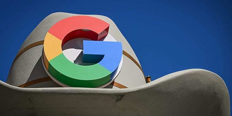 Google запустил виртуальную примерку одежды с ИИ. Жители США могут загружать фото и видеть, как вещи сядут на них. Функция доступна на ПК и смартфонах.