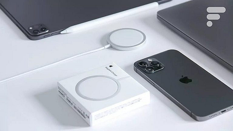 Новые зарядные устройства MagSafe от Apple мощностью 45 Вт с поддержкой Qi2.2. Совместимы с iPhone 17, релиз в 2026 году.