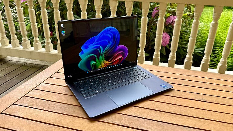 HP EliteBook Ultra G1i тонкий и легкий бизнес-ноутбук с процессором Intel Lunar Lake, OLED-экраном 2,8K и автономностью до 13 часов. Идеален для работы.