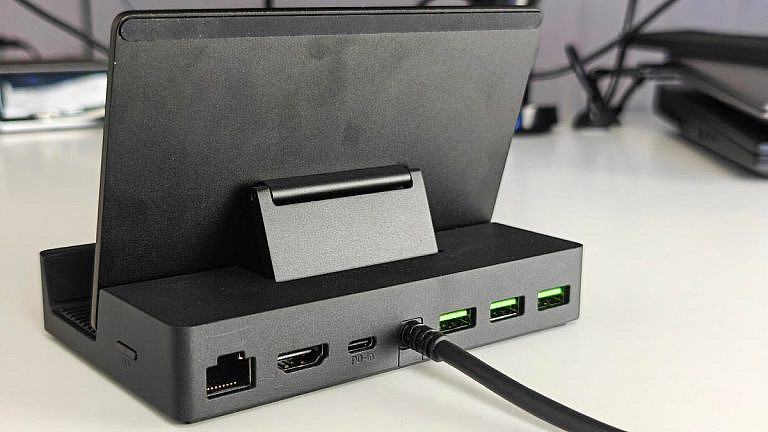 Компактная док-станция Razer Handheld Dock Chroma с RGB-подсветкой для портативных консолей и планшетов. Металлический корпус, регулируемая подставка.