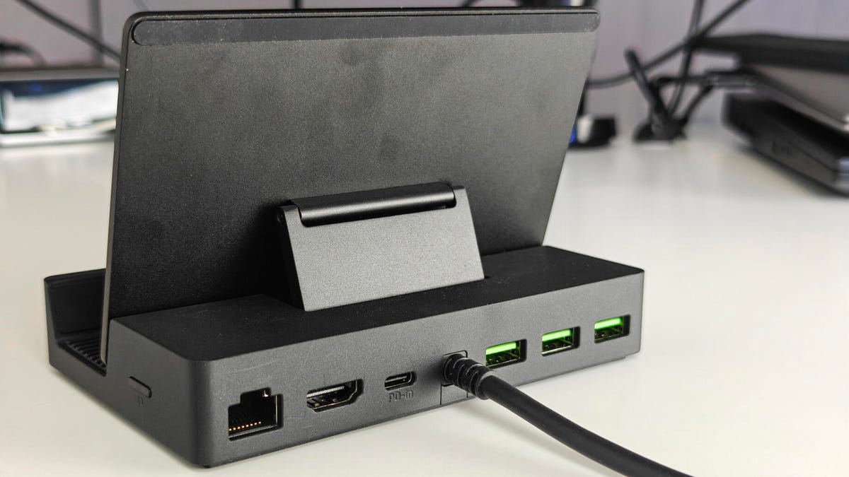 Компактная док-станция Razer Handheld Dock Chroma с RGB-подсветкой для портативных консолей и планшетов. Металлический корпус, регулируемая подставка.