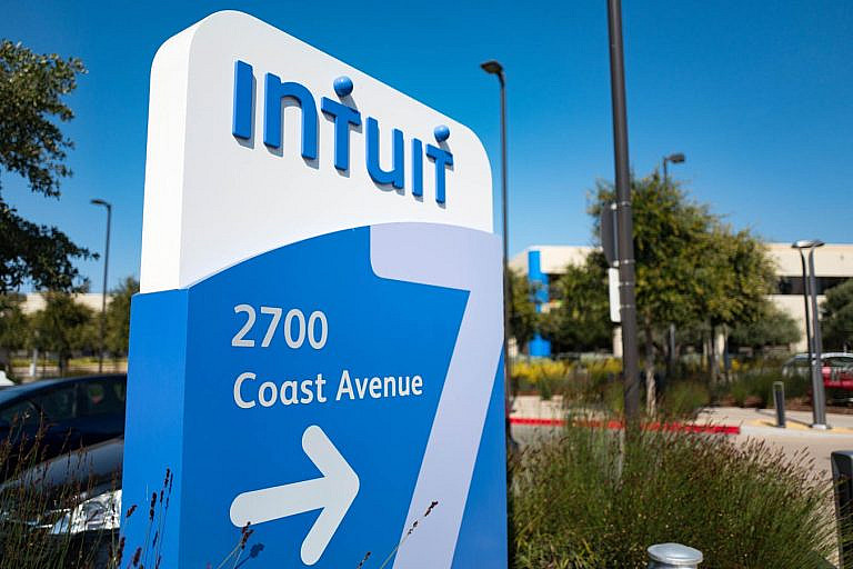 Intuit представила QuickBooks Bill Pay для автоматизации расчетов между бизнесами. AI-звонки Google, обновления Windows 11 и AI в страховании.