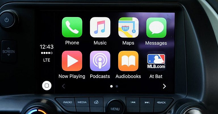 Apple добавит AirPlay в CarPlay для трансляции видео с iPhone на экран авто. Функция доступна только на парковке, поддержка у Aston Martin.