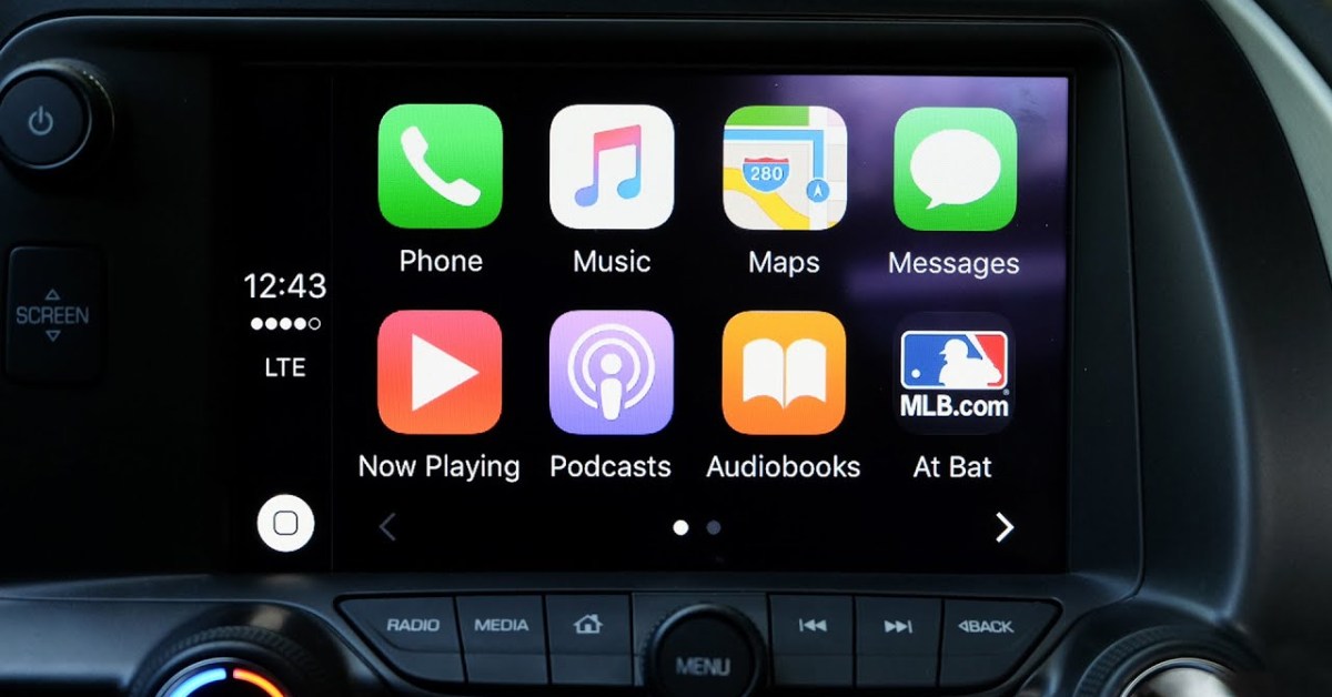 Apple добавит AirPlay в CarPlay для трансляции видео с iPhone на экран авто. Функция доступна только на парковке, поддержка у Aston Martin.