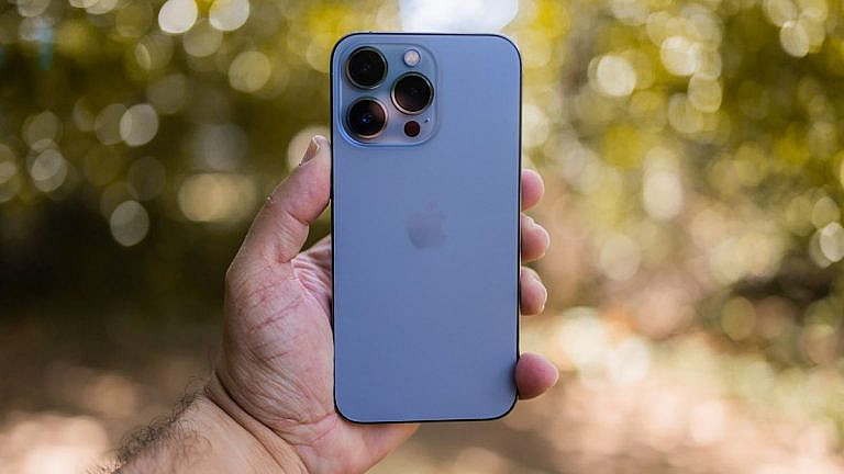 Apple готовит iPhone 17 к запуску в сентябре, а цены на iPhone 16 и 16 Pro уже упали на Amazon. Ожидаются новые модели и скидки.