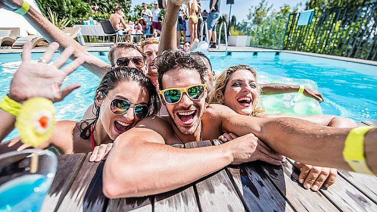 JBL PartyBox 520 мощная портативная колонка 400 Вт с AI Sound Boost, Bluetooth 5.4, влагозащитой IPX4 и LED-подсветкой. Идеальна для вечеринок и выездов.