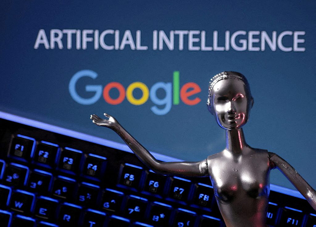 Google внедряет голосовые сводки поиска с ИИ Gemini. Пользователи получают разговорные ответы и ссылки на источники. Новый шаг в развитии поиска.