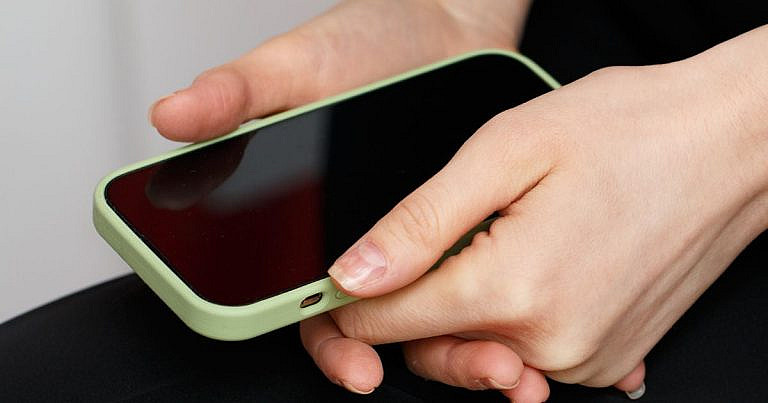 Как защитить смартфон от кражи: настройки для Android и iPhone, которые усложнят жизнь ворам и помогут вернуть устройство.