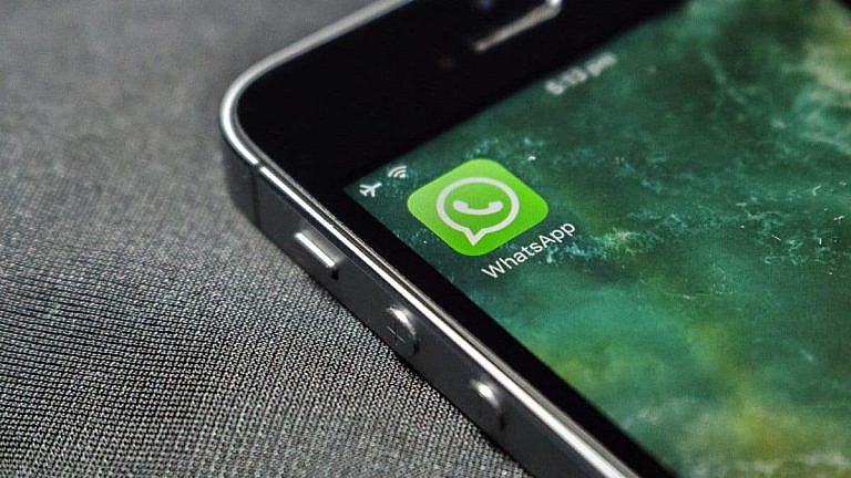 WhatsApp в 2025 году: новые функции на основе ИИ, конвертация голосовых сообщений в текст, улучшенные видеозвонки и приватные события в группах.