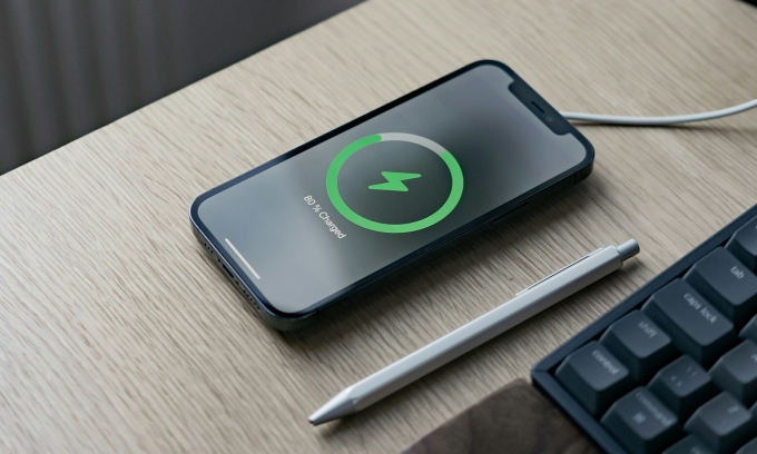 Зарядка iPhone до 100 ускоряет износ батареи. Apple предлагает функции оптимизации для продления срока службы аккумулятора.
