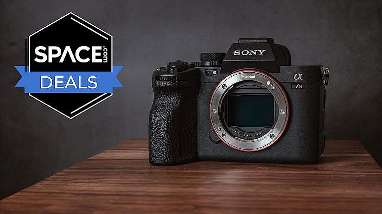 Sony A7R V со скидкой до 3198 в Walmart: 61 Мп, 8K-видео, автофокус с ИИ. Идеальна для съемки метеорного потока Персеиды 12 августа.