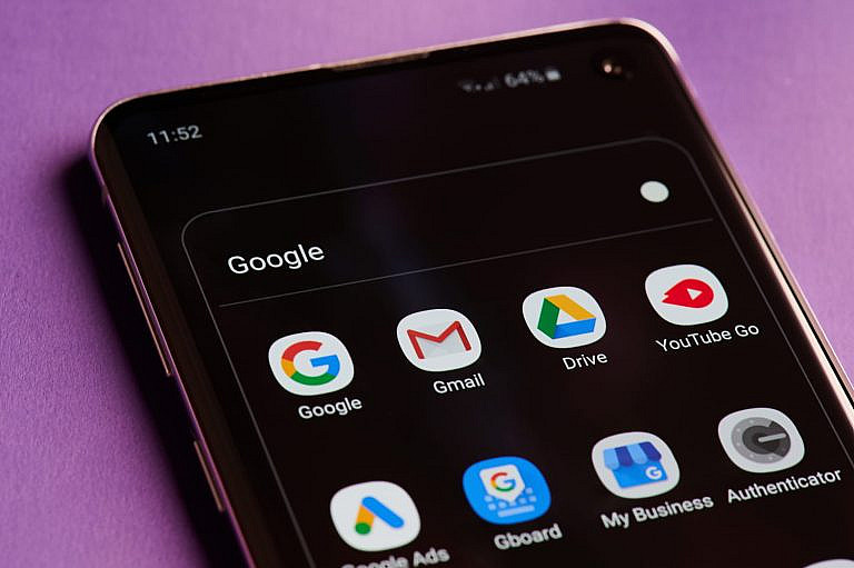 Узнайте, как навести порядок на экране Android с помощью папок: простые шаги для удобного хранения приложений.