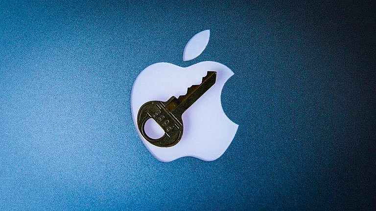 Advanced Data Protection от Apple шифрует данные в iCloud так, что даже компания не может их прочитать. В Великобритании функцию отключили из-за закона о доступе к данным.