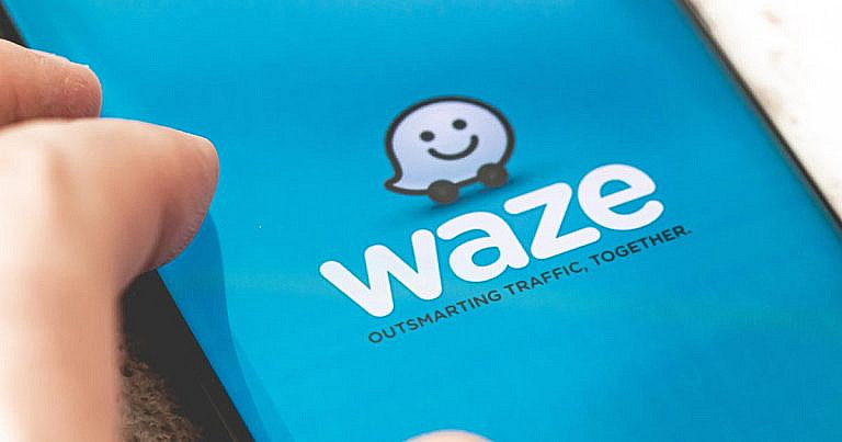 Waze помогает избежать пробок, но иногда создает новые заторы. Пользователи жалуются на странные маршруты и потерю времени.