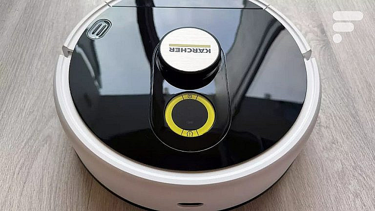Робот-полотер Karcher RCF 3 с микрофибровым валиком: мощная мойка, точная навигация, но громоздкий и требует ухода. Цена 580 евро.