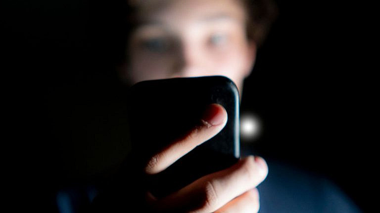 Почему важно обновлять Android и iOS: риски устаревших ОС, безопасность данных и необходимость замены старых устройств.