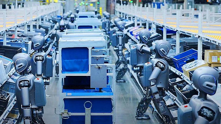 Китайский робот Walker S1 выполняет 34 бытовые задачи за 72 часа без ошибок благодаря ИИ BrainNet и технологии RAG.