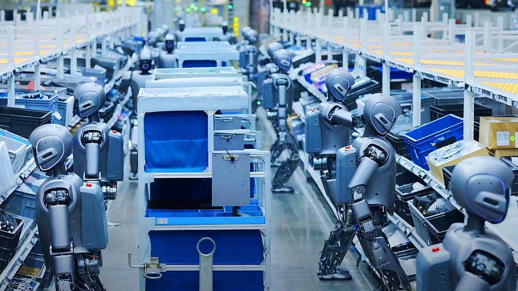 Китайский робот Walker S1 выполняет 34 бытовые задачи за 72 часа без ошибок благодаря ИИ BrainNet и технологии RAG.