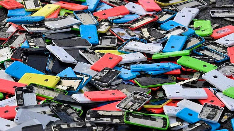 В Люксембурге 66 жителей хранят старые смартфоны, а молодежь делает это чаще. Лишь 18 продают или отдают технику.