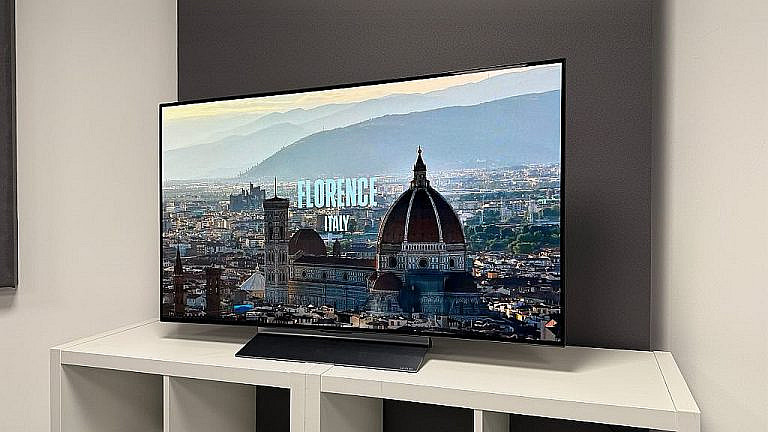 48-дюймовый OLED-телевизор LG C5 2025 года с 4K HDR, процессором Alpha 9 Gen 8 и четырьмя HDMI 2.1 для игр и кино.