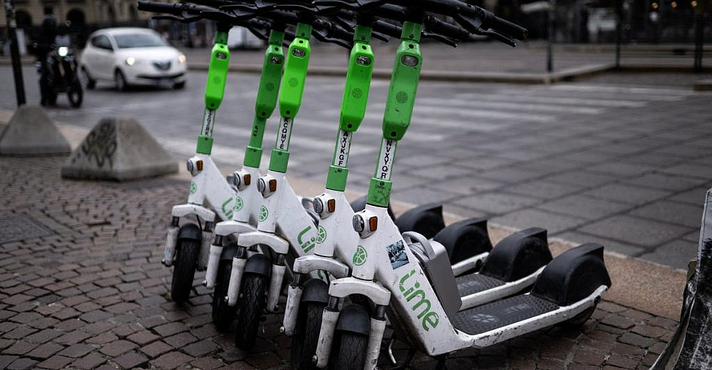 Lime и Uber продлили партнерство, сохранив аренду электросамокатов и велосипедов в приложении. Кэшбэк 10 для Uber One.