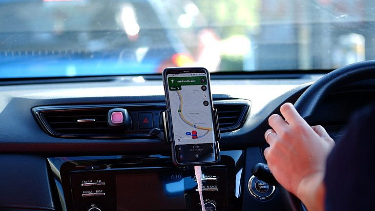 Waze уступил лидерство Google Maps в 2024 году из-за проблем с подключением, нелогичных маршрутов и устаревших функций.