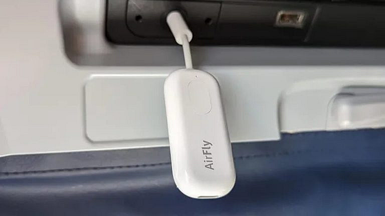 Bluetooth-передатчик AirFly Pro для комфортного прослушивания звука в самолете через беспроводные наушники. Долгая работа и поддержка двух устройств.