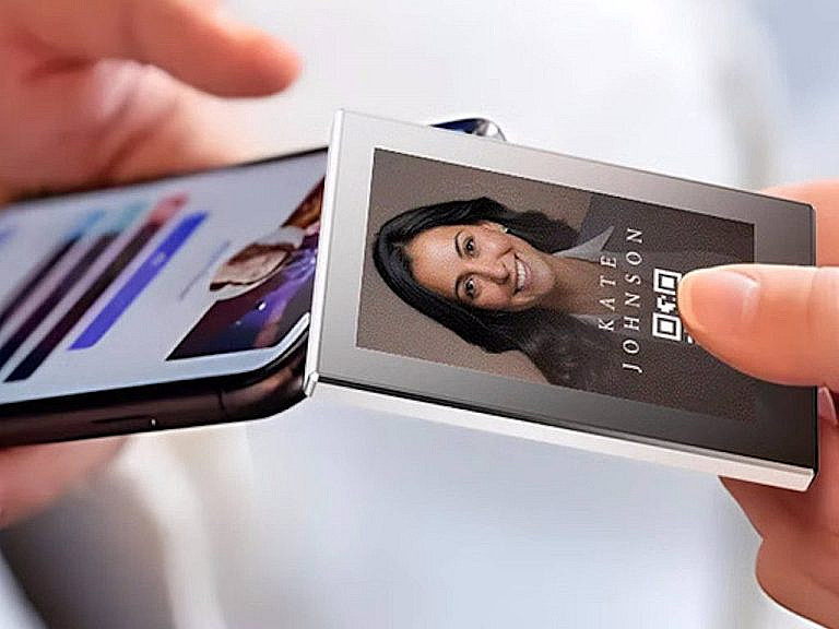 MagInk компактный power bank с E-Ink-экраном, беспроводной зарядкой 15 Вт и AI-функциями. Доставка с ноября 2025.