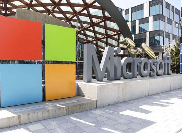 Microsoft заменяет синий экран смерти на черный в Windows 11 после глобального сбоя. Новый интерфейс ускорит восстановление системы.