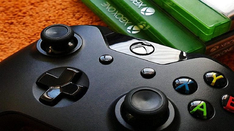 Microsoft разрабатывает портативную Xbox-консоль с кастомным APU от AMD, чтобы конкурировать с Steam Deck и Nintendo. Устройство станет частью экосистемы Xbox.