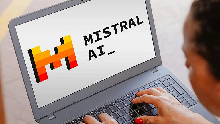Mistral Code новый ИИ-инструмент для разработчиков от французского стартапа. Поддержка 80 языков, локальное развертывание и интеграция с VS Code и JetBrains.