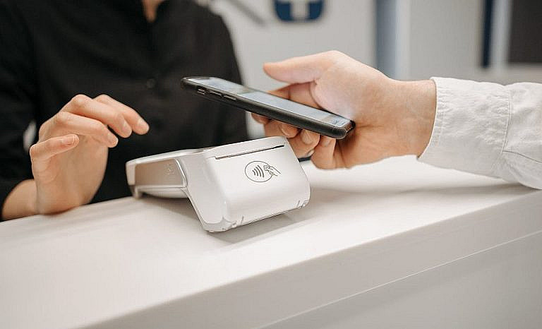 Во Франции 63 жителей используют смартфоны для оплаты, а доля мобильных платежей выросла вдвое с 2022 года. Apple Pay и Google Pay лидируют.