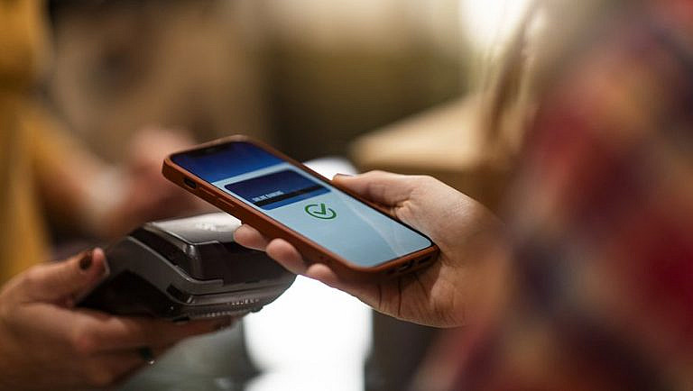 Французы в 2025 году активно платят смартфонами: 63 используют Apple Pay и Google Pay, особенно молодежь. Наличные теряют популярность.