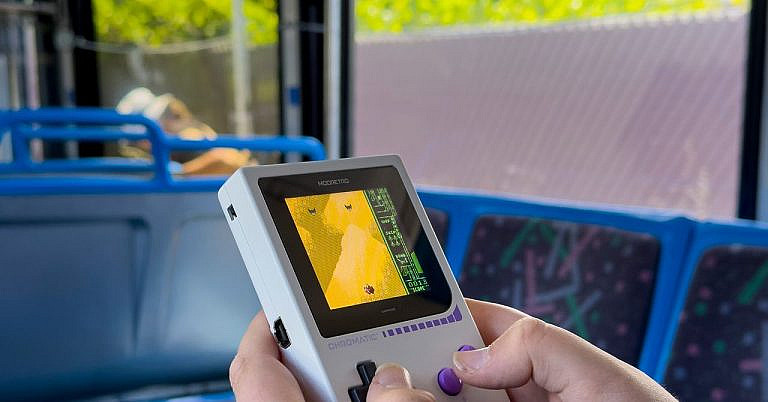 ModRetro Chromatic современный клон Game Boy с магниевым корпусом, USB-C и совместимостью с оригинальными картриджами. Цена от 199.