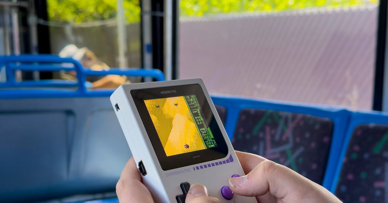 ModRetro Chromatic современный клон Game Boy с магниевым корпусом, USB-C и совместимостью с оригинальными картриджами. Цена от 199.