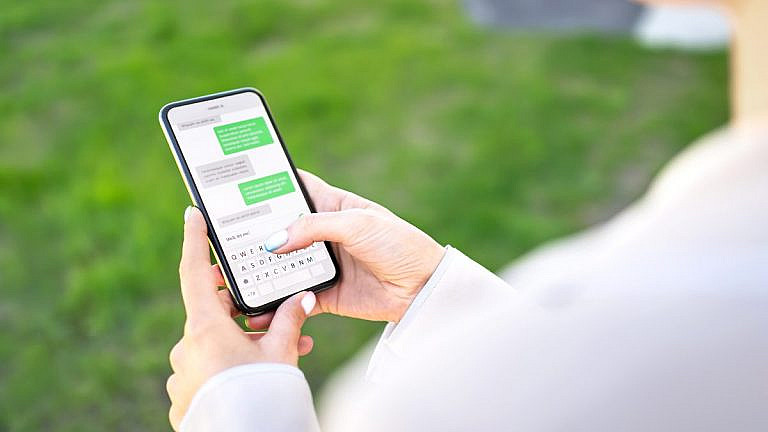 Летом 2025 во Франции участились SMS-мошенничества с поддельными ссылками на доставку. Как защититься и не стать жертвой.