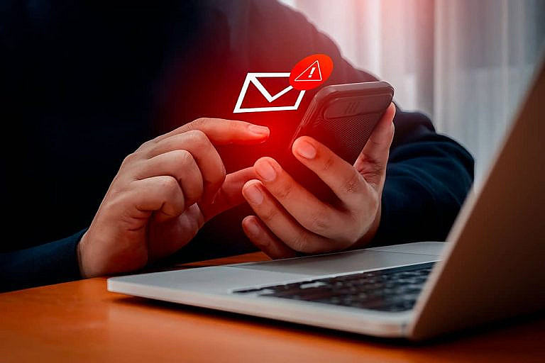 Узнайте, как защититься от SMS-мошенничества: новые методы фишинга, простые правила безопасности и эффективные меры защиты.