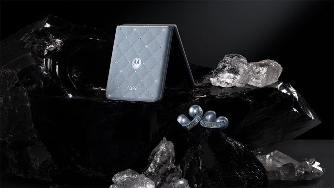 Motorola и Swarovski выпустили роскошный раскладной Razr с кристаллами. В комплекте наушники Moto Buds Loops. Пока доступен в ЕМЕА.