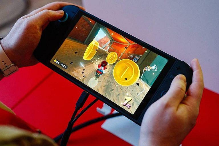Nintendo Switch 2: новая консоль с мощным процессором, увеличенным экраном и совместимостью с играми Switch. Цена выше, но спрос высок.