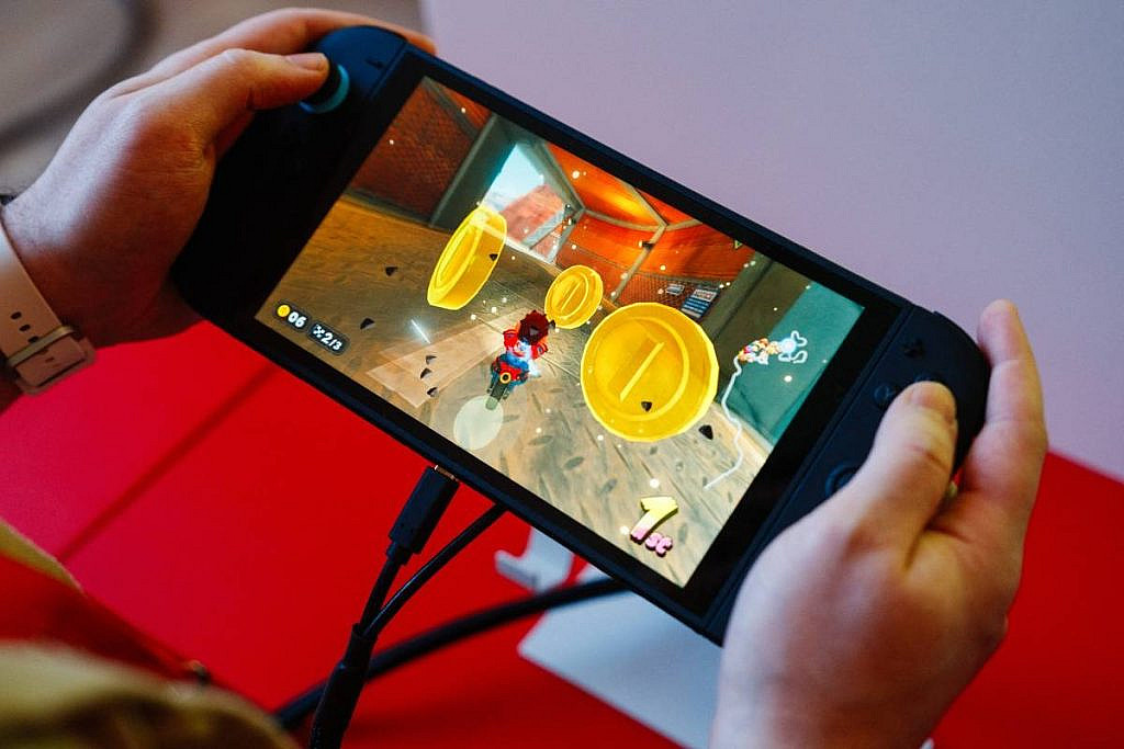 Nintendo Switch 2: новая консоль с мощным процессором, увеличенным экраном и совместимостью с играми Switch. Цена выше, но спрос высок.