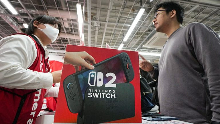 Nintendo Switch 2 вышла 5 июня 2025 года с улучшенной графикой, большим экраном и играми Mario Kart World. Цена 499.99, ожидается дефицит.