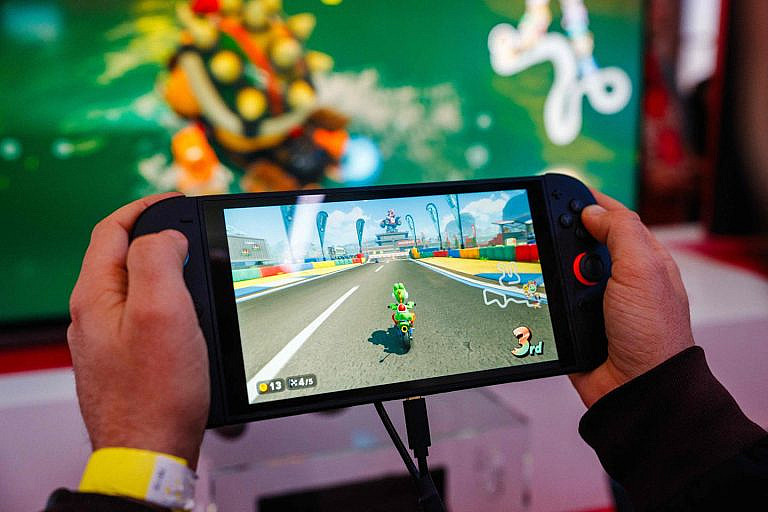 Nintendo Switch 2: эволюция дизайна и удобства с магнитными Joy-Cons, улучшенной графикой и знакомым интерфейсом.