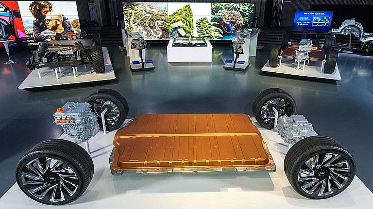 General Motors представила LMR-аккумуляторы с марганцем, снижающие стоимость электромобилей. Запас хода до 644 км, производство с 2027 года.