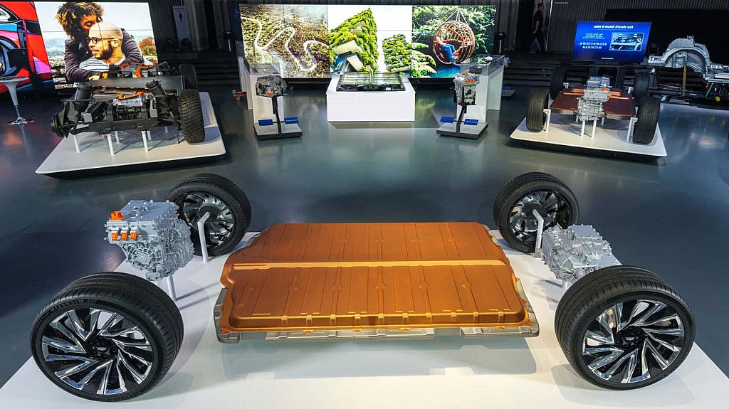 General Motors представила LMR-аккумуляторы с марганцем, снижающие стоимость электромобилей. Запас хода до 644 км, производство с 2027 года.