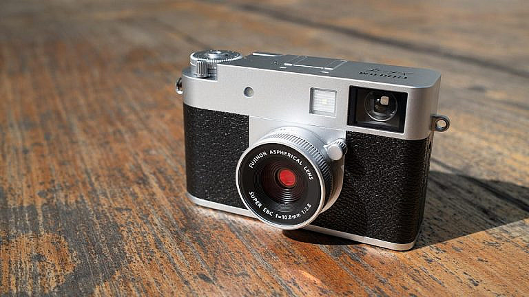Fujifilm X Half компактная вертикальная камера с 1-дюймовым сенсором, имитирующая плёночные фотоаппараты. Идеальна для соцсетей, с режимом 2-в-1 и фирменными фильтрами. Лёгкая, удобная, но дорогая.