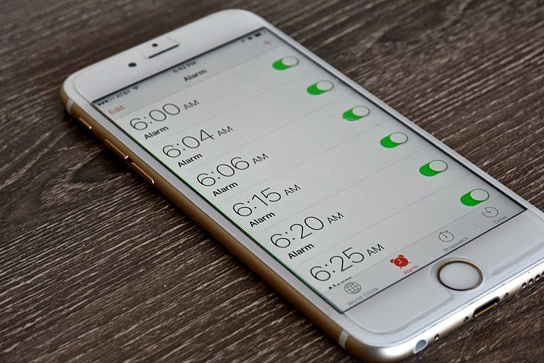 iOS 26 представила семь новых мелодий будильника: мягкие и медитативные версии Reflet, которые сделают утро приятнее. Доступны в бета-версии.