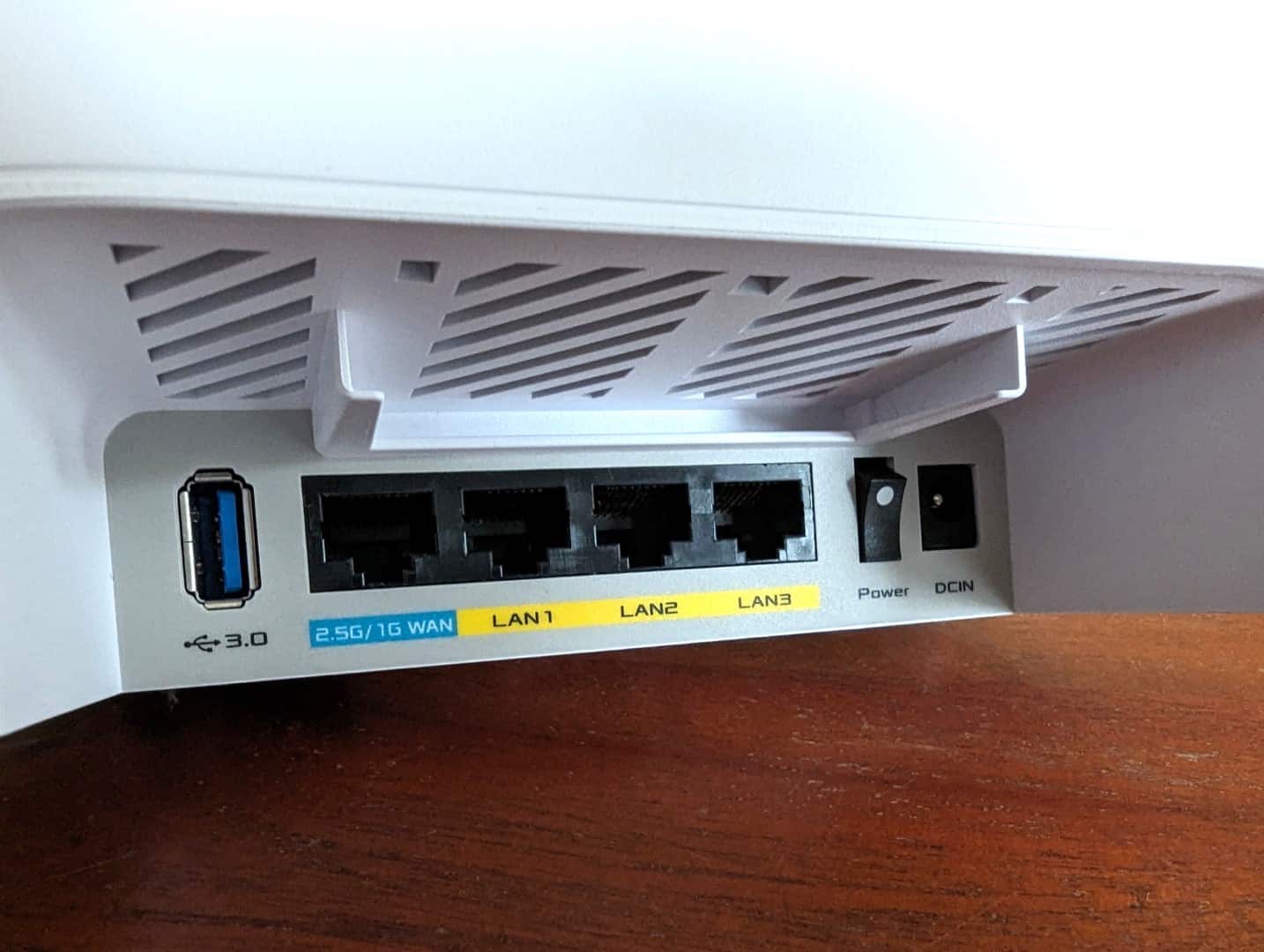 Ботнет заражает роутеры ASUS, создавая бэкдоры. Вредонос AyySSHush использует уязвимости и сохраняется даже после обновлений. Как защитить устройство?