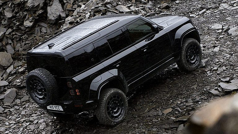 Land Rover Defender OCTA Black Edition мощный внедорожник с чёрным дизайном, 626-сильным V8 и эксклюзивным салоном.